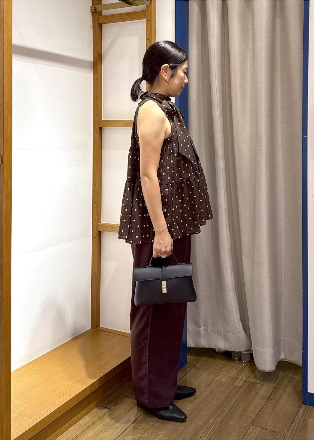 ホワイト系のキャミソール、ブラウン系のその他パンツ、ブラック系のパンプスを着用したレディースの夏コーディネートの4枚目の写真