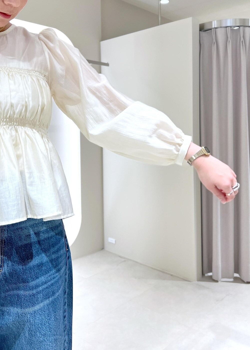 ブラック系のパンプス、ベージュ系のシャツ/ブラウス、ブルー系のデニムパンツを着用したレディースの春コーディネートの6枚目の写真