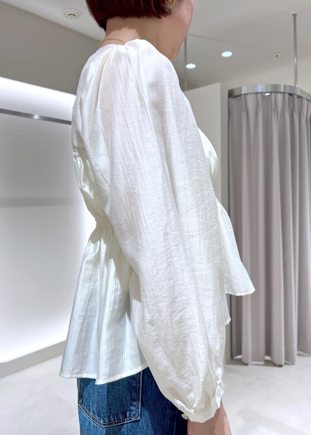 ブラック系のパンプス、ベージュ系のシャツ/ブラウス、ブルー系のデニムパンツを着用したレディースの春コーディネートの7枚目の写真