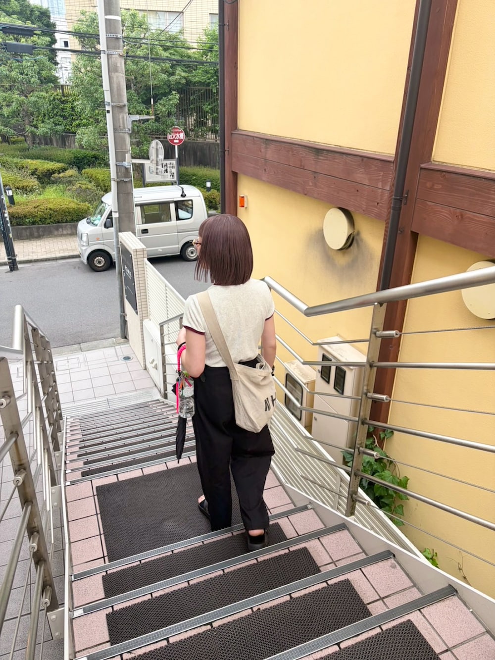 グレー系のTシャツ/カットソーを着用したレディースの夏コーディネートの2枚目の写真