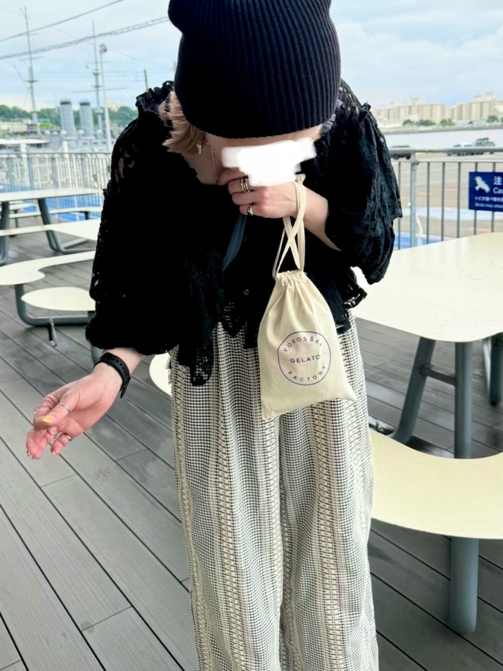 ブラック系のその他パンツ、ブラック系のシャツ/ブラウスを着用したレディースの夏コーディネートの3枚目の写真