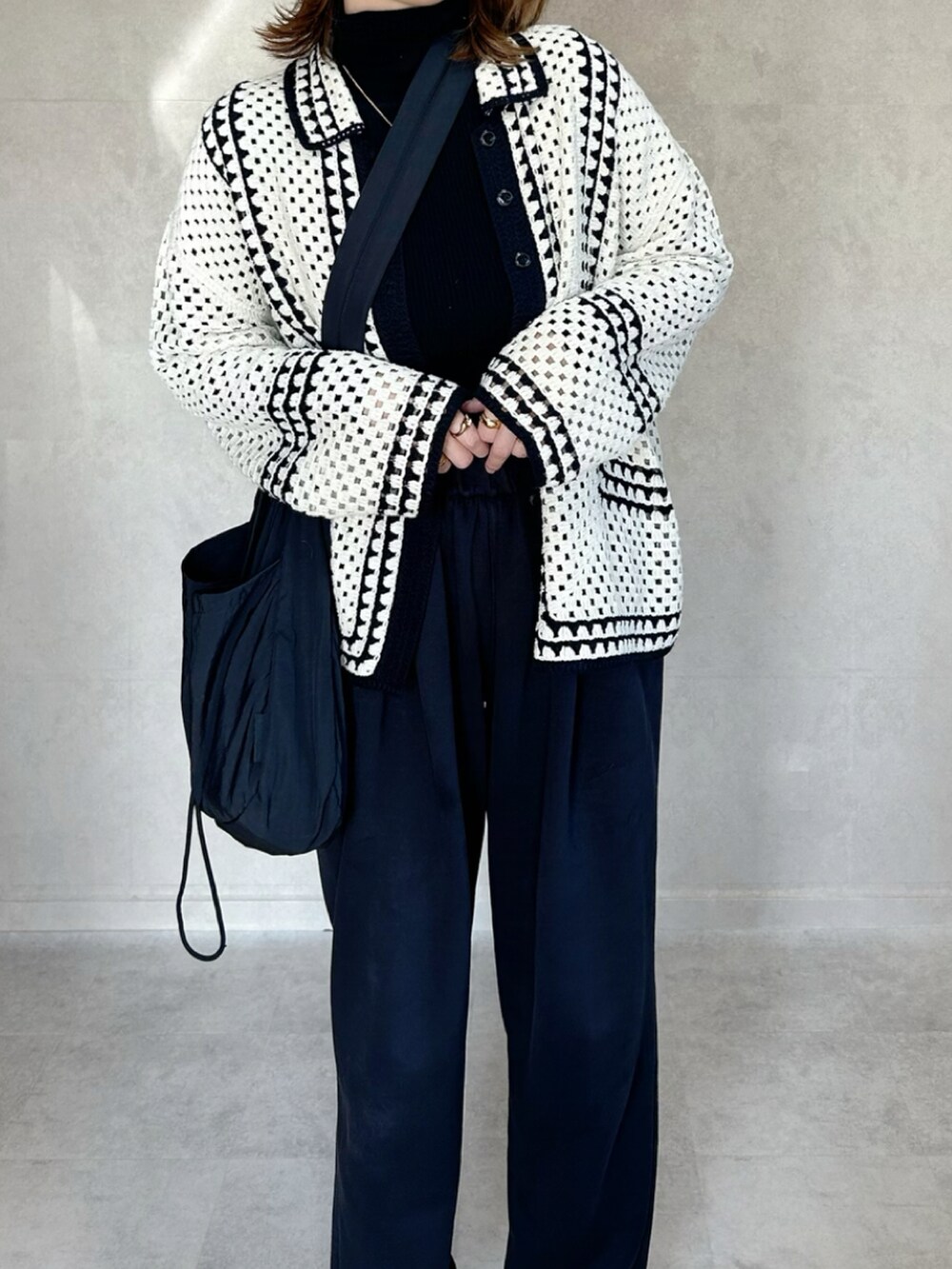 ホワイト系のカーディガン/ボレロ、ブラック系のボディバッグ/ウエストポーチを着用したレディースの秋コーディネートの3枚目の写真