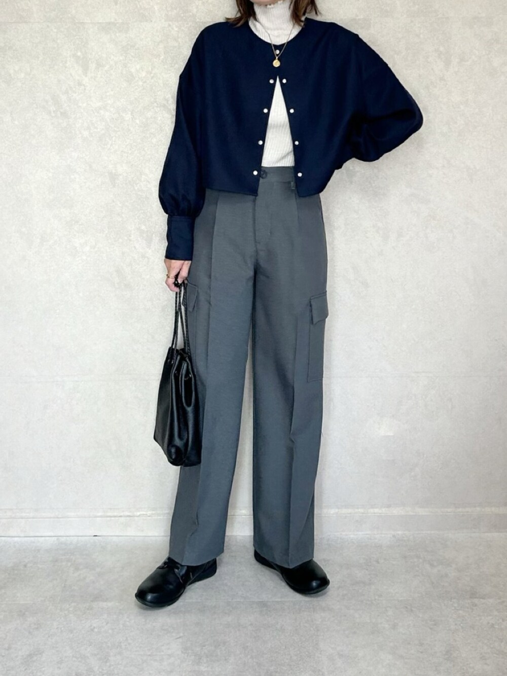 「パンツスタイル、冬服、冬ファッション、オトナカジュアル、ハイネック、プチプラコーデ、BONLECILL、ショート丈トップス、ショート丈、カーゴパンツ、notch.、vitafelice、レザーバッグ、巾着バッグ、コラボ」｜「BONLECILLの【2点セット】ウールライク クロップドカーディガン／ジャンパースカート セットアップ（セットアップ、ブルー系）」を使った、miho🅰ニコさん（レディース・165cm）の冬コーディネートの2枚目の写真