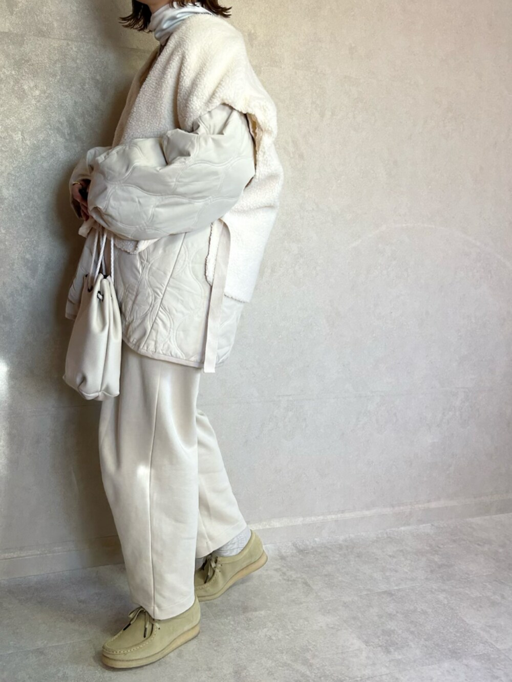 「w closet、wcloset、wclo_snap、ダブクロ、マルチウェイ、中綿ジャケット、ボアベスト、ボア、ボアジャケット、ホワイトコーデ、ホワイトパンツ、vitafelice、clarks、クラークス、オトナカジュアル」｜「w closetの【マルチウェイ】中綿キルティングVネックジャケット（ミリタリージャケット、ホワイト系）」を使った、miho🅰ニコさん（レディース・165cm）の秋コーディネートの2枚目の写真