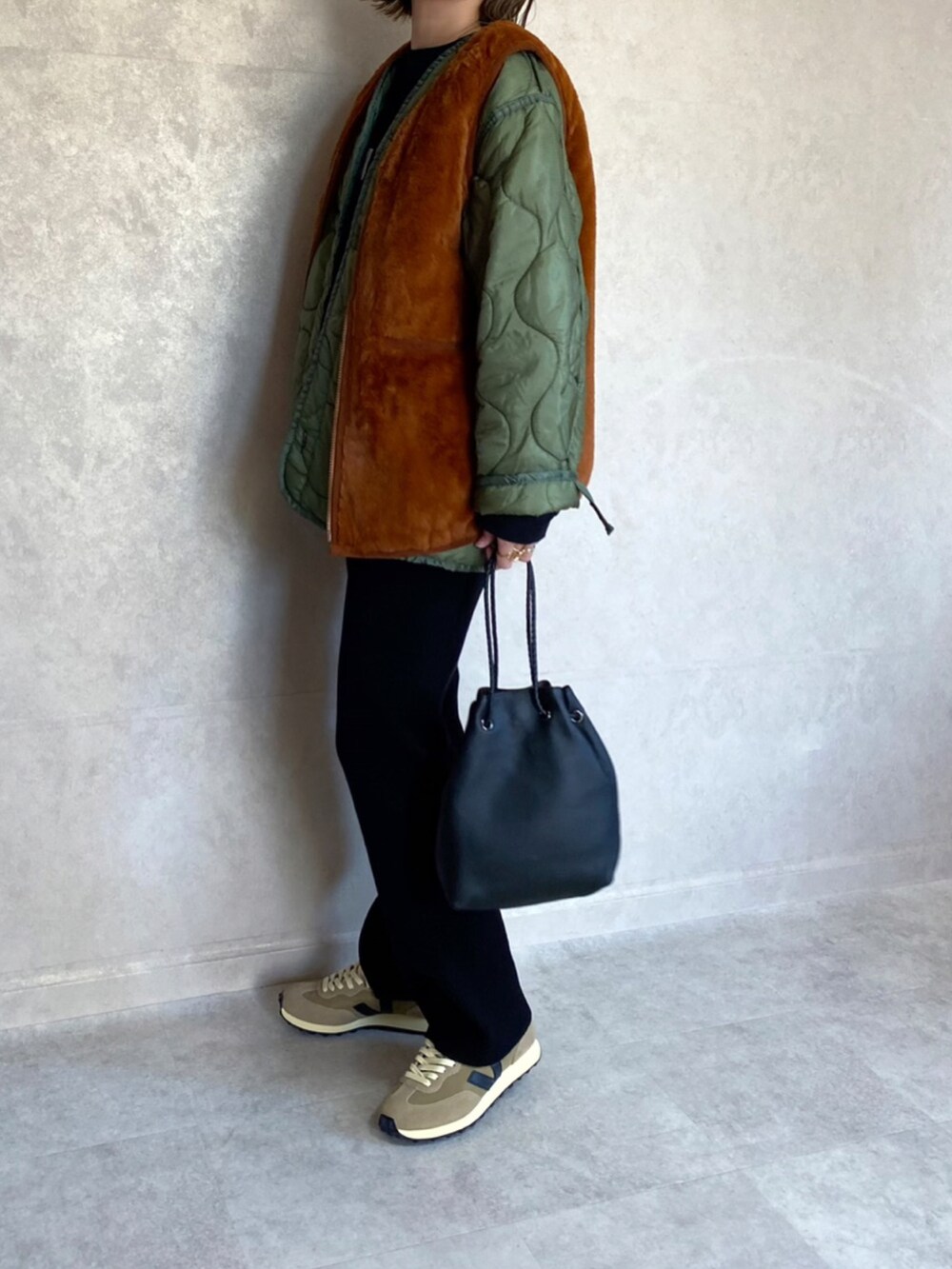 「ECRIRE、ECRIRE×miho.a.nico、ファーベスト、ベスト、キルティング、ベストコーデ、ベストスタイル、コラボ、コラボレーション、コラボ商品、エクリール、vitafelice、巾着バッグ、カジュアルコーデ、VEJA」｜「ECRIREの【miho.a.nicoコラボ】リバーシブルファーベスト（ベスト、ブラウン系）」を使った、miho🅰ニコさん（レディース・165cm）の冬コーディネートの3枚目の写真