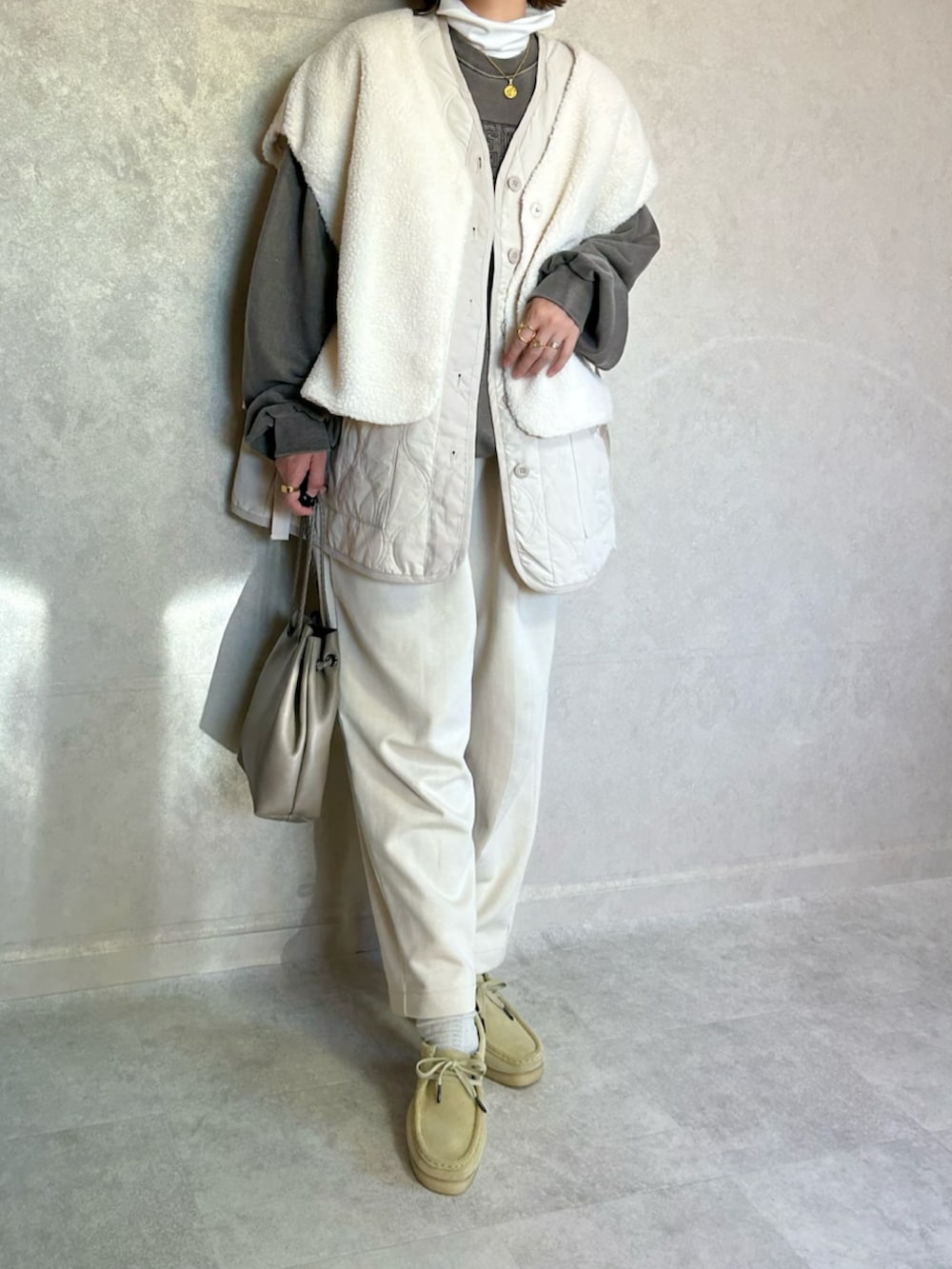 「w closet、wcloset、wclo_snap、ダブクロ、マルチウェイ、中綿ジャケット、ボアベスト、ボア、ボアジャケット、ホワイトコーデ、ホワイトパンツ、vitafelice、clarks、クラークス、オトナカジュアル」｜「w closetの【マルチウェイ】中綿キルティングVネックジャケット（ミリタリージャケット、ホワイト系）」を使った、miho🅰ニコさん（レディース・165cm）の秋コーディネートの4枚目の写真
