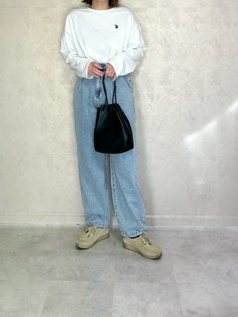 ホワイト系のTシャツ/カットソー、ブルー系のデニムパンツ、ベージュ系のモカシン/デッキシューズを着用したレディースの春コーディネートの3枚目の写真