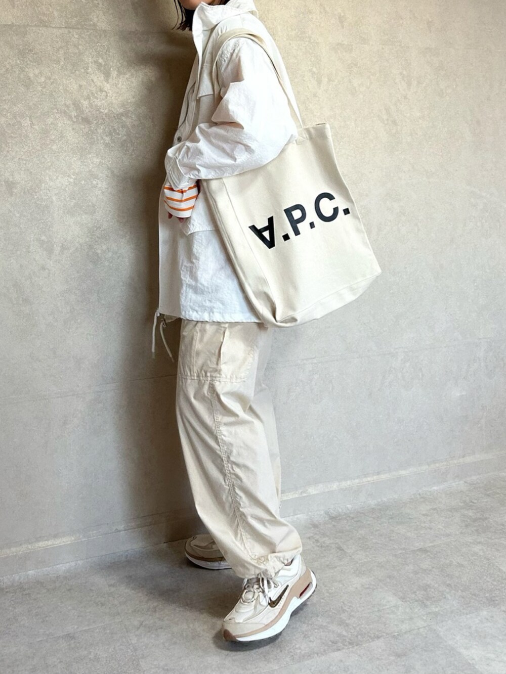「notch.、春夏コーデ、M65、カーゴパンツ、トートバッグ、A.P.C.、NIKE、NIKE AIR MAX、ナイキ、ナイキスニーカー、ナイキエアマックス、UNIQLO、カジュアルコーデ、カジュアル、カジュアルスタイル」｜「notch.のM-65（モッズコート、ホワイト系）」を使った、miho🅰ニコさん（レディース・165cm）の春コーディネートの3枚目の写真