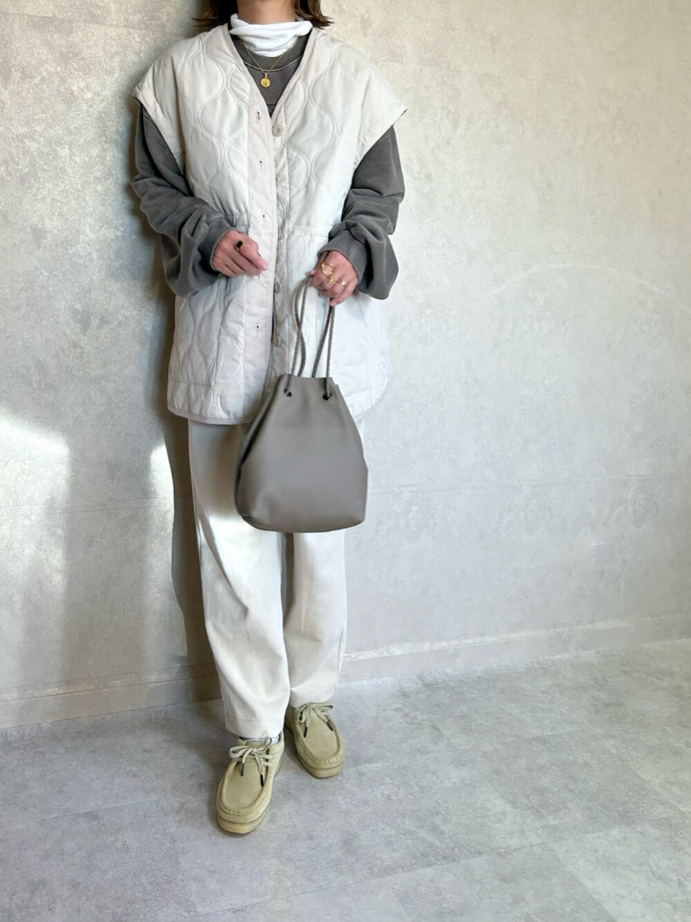 「w closet、wcloset、wclo_snap、ダブクロ、マルチウェイ、中綿ジャケット、ボアベスト、ボア、ボアジャケット、ホワイトコーデ、ホワイトパンツ、vitafelice、clarks、クラークス、オトナカジュアル」｜「w closetの【マルチウェイ】中綿キルティングVネックジャケット（ミリタリージャケット、ホワイト系）」を使った、miho🅰ニコさん（レディース・165cm）の秋コーディネートの3枚目の写真