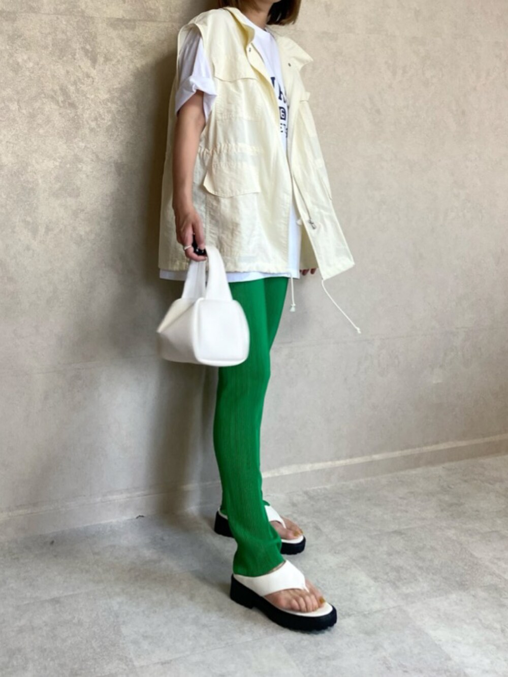「moment+、サテンパンツ、プリーツパンツ、プリーツ、グリーン、グリーンコーデ、グリーンパンツ、vitafelice、コラボ、コラボレーション、ベスト、ベストコーデ、ベストスタイル、白Tシャツ、大人カジュアル」｜「TGM『feliz』のアイテム（トップス、ホワイト系）」を使った、miho🅰ニコさん（レディース・165cm）の夏コーディネートの3枚目の写真