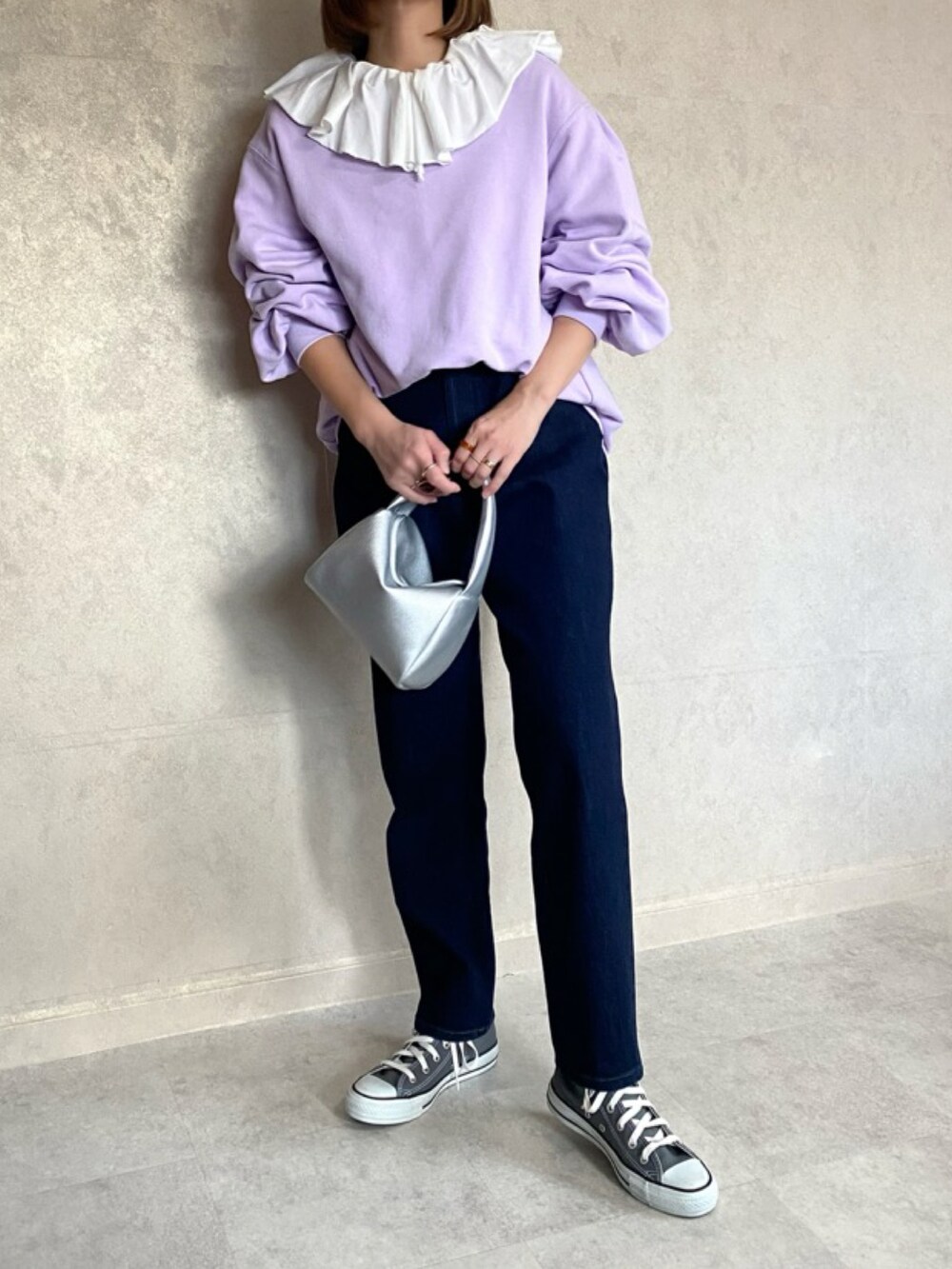 「春服みてみて、コラボ、コラボレーション、スウェット、スウェットコーデ、春コーデ、パステルカラー、パステル映える春、袖ボリューム、ボリューム袖、ボリュームスリーブ、マルチサイズ、vitafelice、シルバーバッグ、コンバース ハイカット」｜「コラボスウェットのアイテム（スウェット、パープル系）」を使った、miho🅰ニコさん（レディース・165cm）の春コーディネートの2枚目の写真