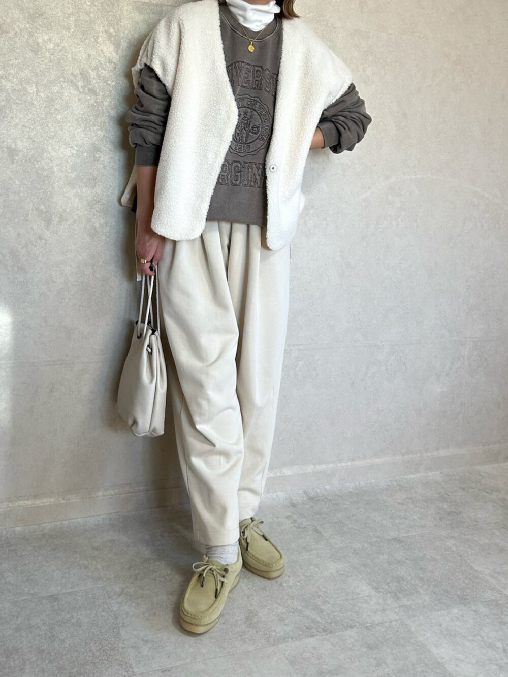 「w closet、wcloset、wclo_snap、ダブクロ、マルチウェイ、中綿ジャケット、ボアベスト、ボア、ボアジャケット、ホワイトコーデ、ホワイトパンツ、vitafelice、clarks、クラークス、オトナカジュアル」｜「w closetの【マルチウェイ】中綿キルティングVネックジャケット（ミリタリージャケット、ホワイト系）」を使った、miho🅰ニコさん（レディース・165cm）の秋コーディネートの5枚目の写真