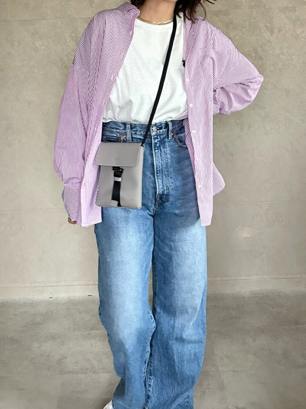 ピンク系のシャツ/ブラウス、グレー系のバッグ、ホワイト系のTシャツ/カットソーを着用したレディースの春コーディネートの5枚目の写真