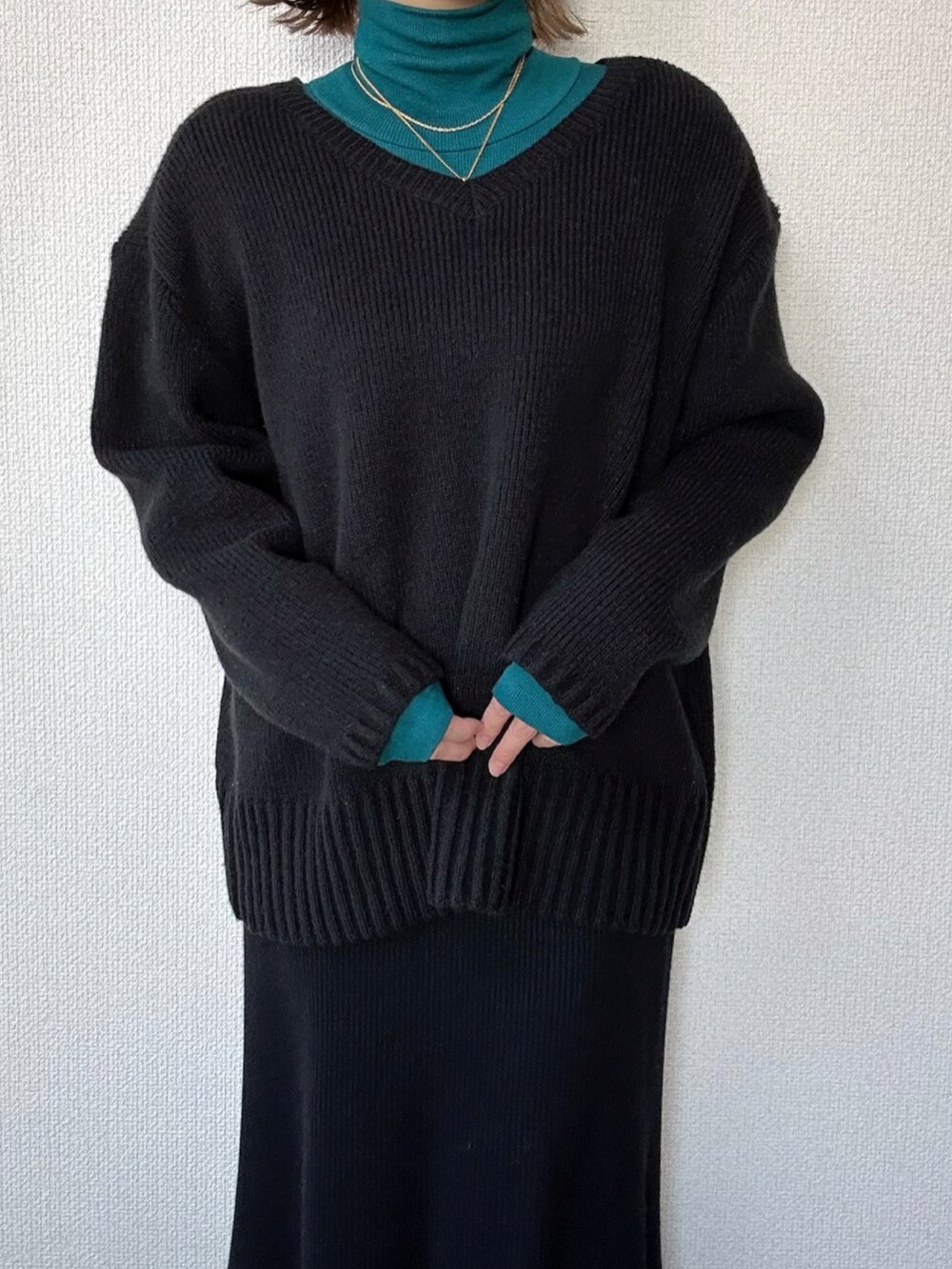 「オトナカジュアル、amely、コラボ、コラボレーション、コラボ商品、コラボアイテム、ハイネック、ブラック、ブラックコーデ、マーメイドスカート、ニットスカート、ムートン、ムートンジャケット、blundstone、ブーツ」｜「AMELYの前後2Wayラウンドニット（ニット/セーター、ブラック系）」を使った、miho🅰ニコさん（レディース・165cm）の冬コーディネートの5枚目の写真