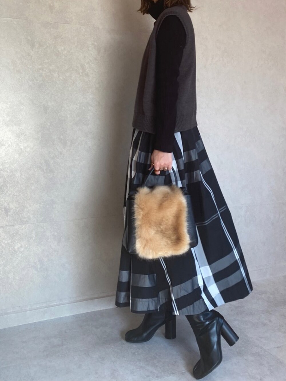 「DouDou、チェック、チェックスカート、チェック柄、チェック柄に恋してる、モノトーン、モノトーンコーデ、ニットベスト、ベスト、タートルネック、タートルネックニット、タートルニット、足袋ブーツ、タビブーツ、ふんわり」｜「ECRIREの【miho.a.nicoコラボ】Vネックベスト+シャツOP（シャツワンピース、ブラック系）」を使った、miho🅰ニコさん（レディース・165cm）の冬コーディネートの3枚目の写真