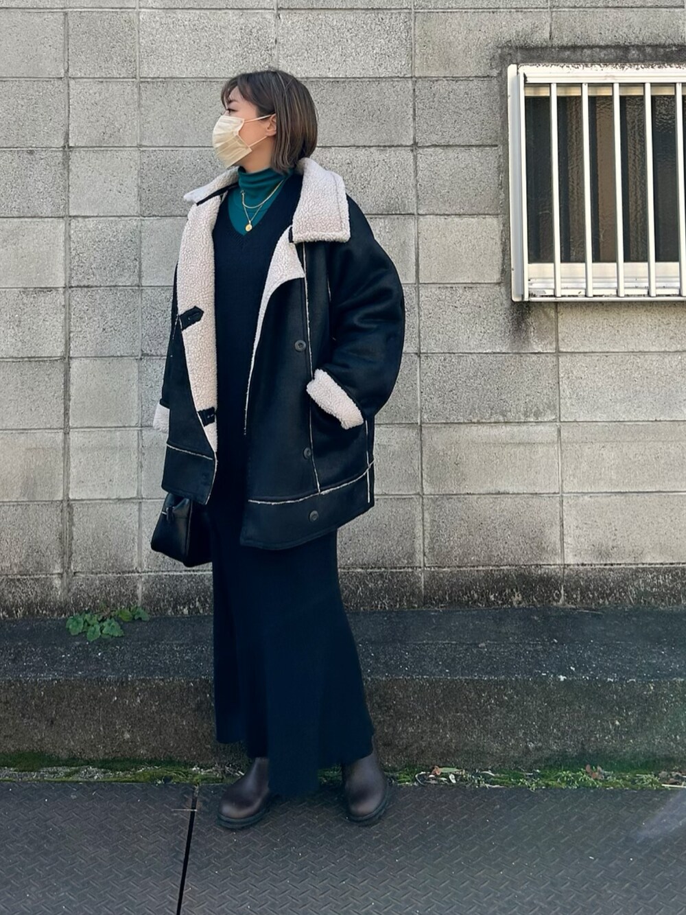「オトナカジュアル、amely、コラボ、コラボレーション、コラボ商品、コラボアイテム、ハイネック、ブラック、ブラックコーデ、マーメイドスカート、ニットスカート、ムートン、ムートンジャケット、blundstone、ブーツ」｜「AMELYの前後2Wayラウンドニット（ニット/セーター、ブラック系）」を使った、miho🅰ニコさん（レディース・165cm）の冬コーディネートの3枚目の写真