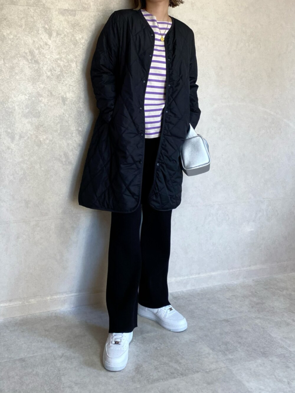 「auntlily、フーテッドコート、キルティング、キルティングコート、セットアイテム、ボーダー、ボーダートップス、NIKE、NIKE AIR FORCE、エアフォースワン、白スニーカー、ライナーコート、シンプルスタイル、カジュアルコーデ、カジュアル」｜「aunt lilyの<セット商品>撥水&防風＆防シワフーディコート＆蓄熱中綿キルティングライナーコート（その他アウター、ブラック系）」を使った、miho🅰ニコさん（レディース・165cm）の秋コーディネートの2枚目の写真