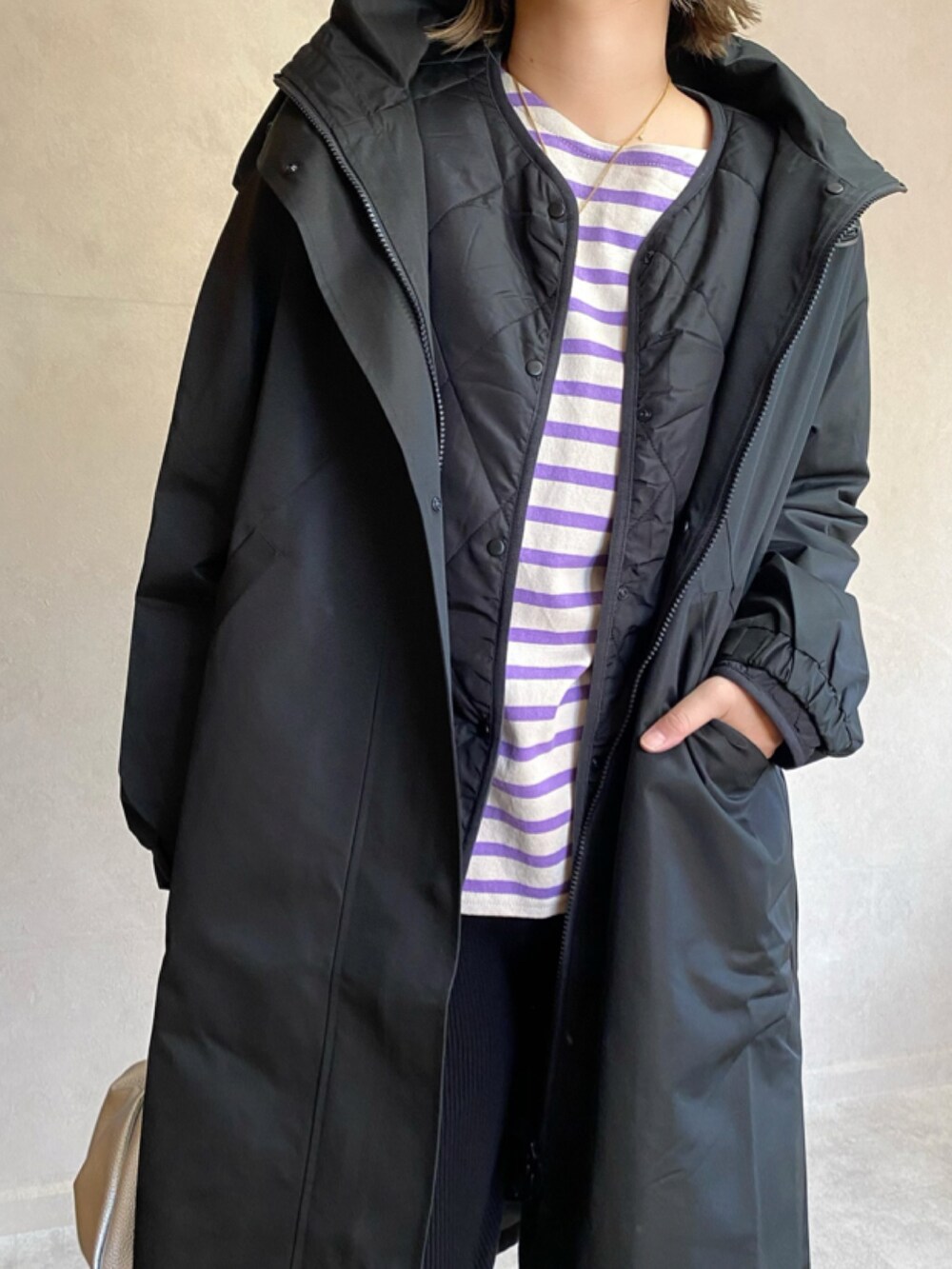 「auntlily、フーテッドコート、キルティング、キルティングコート、セットアイテム、ボーダー、ボーダートップス、NIKE、NIKE AIR FORCE、エアフォースワン、白スニーカー、ライナーコート、シンプルスタイル、カジュアルコーデ、カジュアル」｜「aunt lilyの<セット商品>撥水&防風＆防シワフーディコート＆蓄熱中綿キルティングライナーコート（その他アウター、ブラック系）」を使った、miho🅰ニコさん（レディース・165cm）の秋コーディネートの3枚目の写真