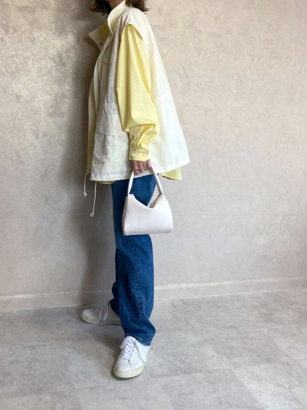 「wcloset、ダブクロ、ダブルクローゼット、スタンドカラー、ミリタリー、ミリタリーベスト、ベスト、ベスト×シャツ、ベストコーデ、vitafelice、コラボ、コラボレーション、ootd、白スニーカー、イエロー」｜「w closetのスタンドネックドロップショルダーミリタリーベスト（ミリタリージャケット、ホワイト系）」を使った、miho🅰ニコさん（レディース・165cm）の春コーディネートの2枚目の写真