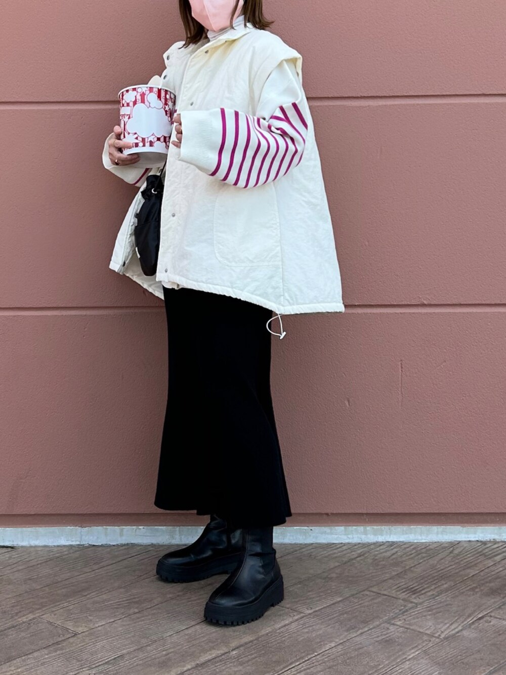 「春コーデ、おでかけコーデ、ボーダー、ボーダートップス、ボーダーTシャツ、ピンク、ピンクコーデ、ニットスカート、ベスト、ベストコーデ、ベストスタイル、ベスト×Tシャツ、ブーツ、ブーツスタイル、ミニバッグ」｜「notch.の袖とりはずし2WAYバルーンスタンドブルゾン（ダウンジャケット/コート、ホワイト系）」を使った、miho🅰ニコさん（レディース・165cm）の冬コーディネートの4枚目の写真