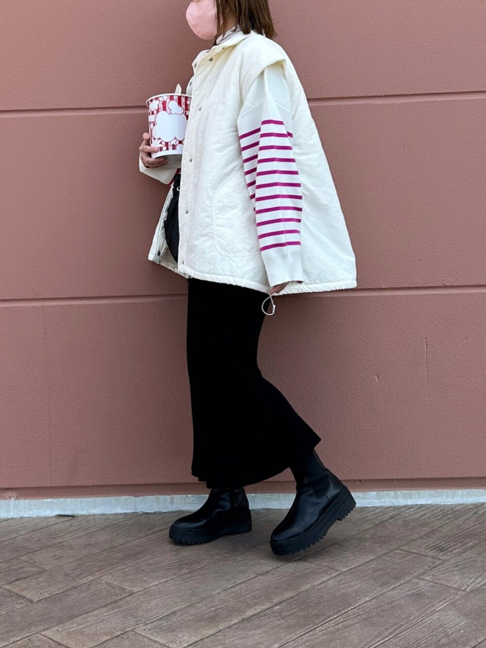「春コーデ、おでかけコーデ、ボーダー、ボーダートップス、ボーダーTシャツ、ピンク、ピンクコーデ、ニットスカート、ベスト、ベストコーデ、ベストスタイル、ベスト×Tシャツ、ブーツ、ブーツスタイル、ミニバッグ」｜「notch.の袖とりはずし2WAYバルーンスタンドブルゾン（ダウンジャケット/コート、ホワイト系）」を使った、miho🅰ニコさん（レディース・165cm）の冬コーディネートの3枚目の写真
