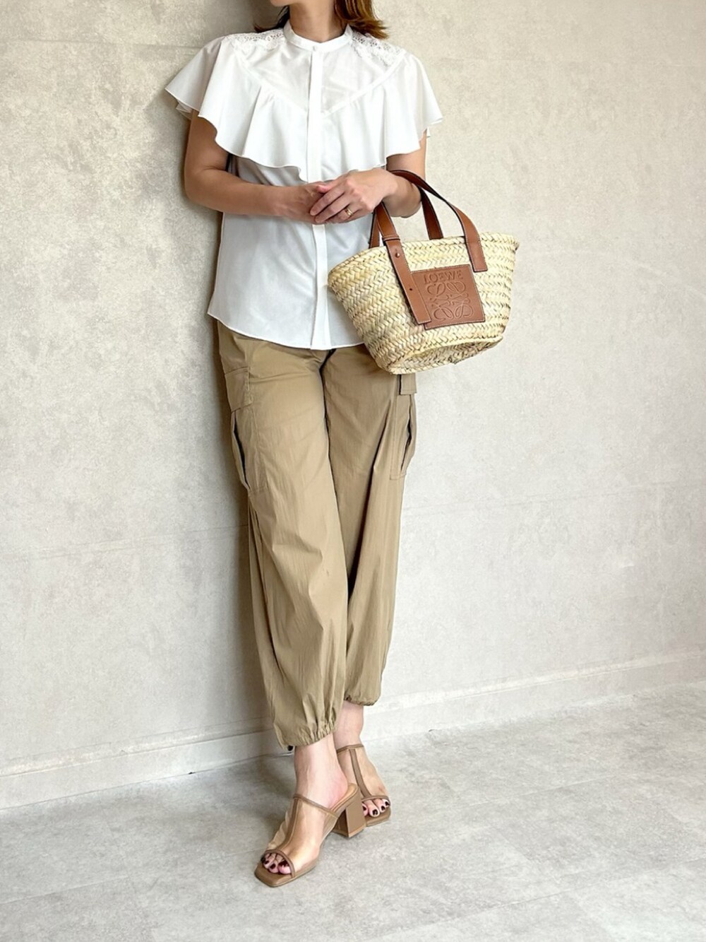 ホワイト系のシャツ/ブラウス、ベージュ系のかごバッグを着用したレディースの秋コーディネートの3枚目の写真