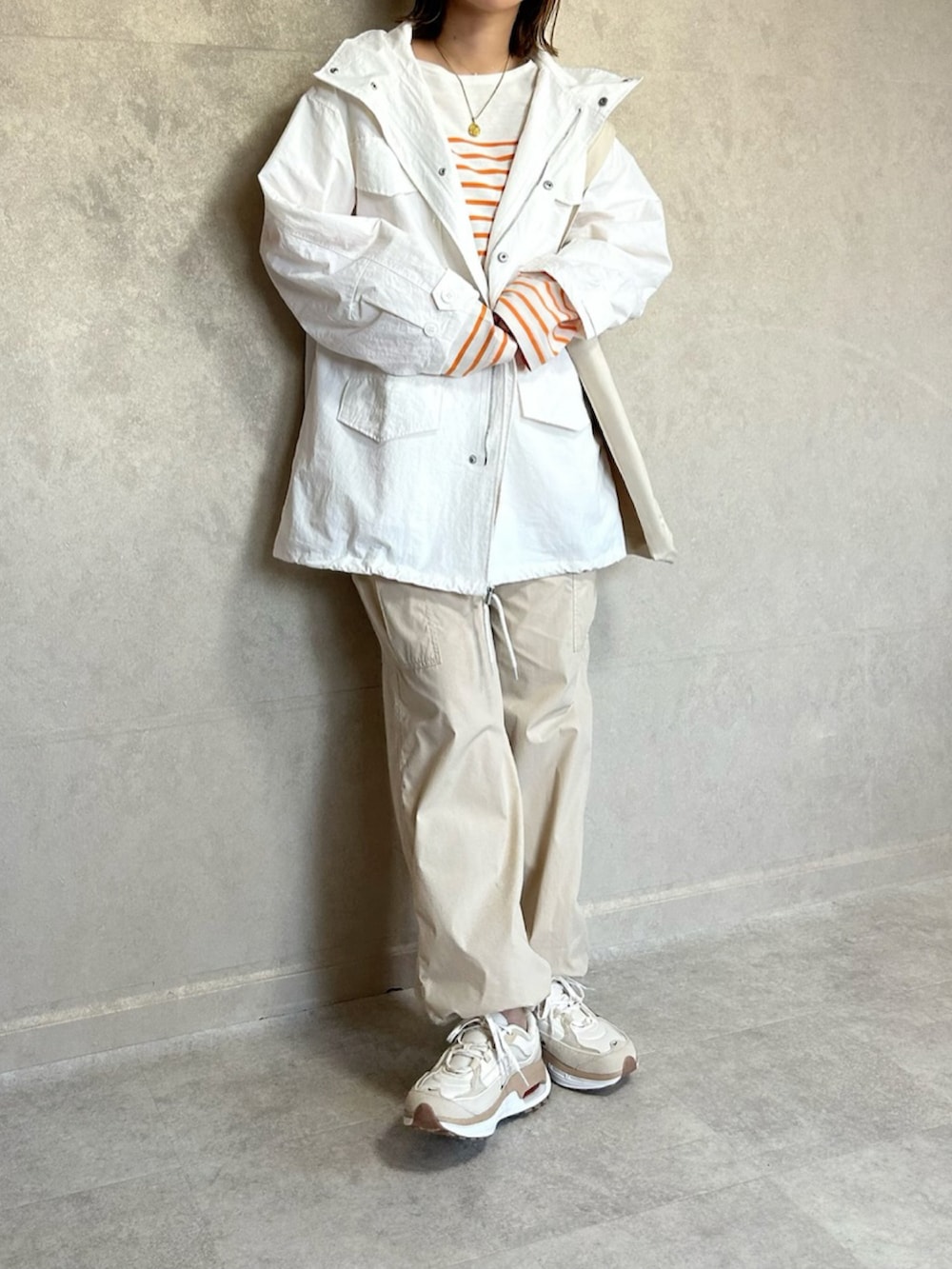 「notch.、春夏コーデ、M65、カーゴパンツ、トートバッグ、A.P.C.、NIKE、NIKE AIR MAX、ナイキ、ナイキスニーカー、ナイキエアマックス、UNIQLO、カジュアルコーデ、カジュアル、カジュアルスタイル」｜「notch.のM-65（モッズコート、ホワイト系）」を使った、miho🅰ニコさん（レディース・165cm）の春コーディネートの2枚目の写真