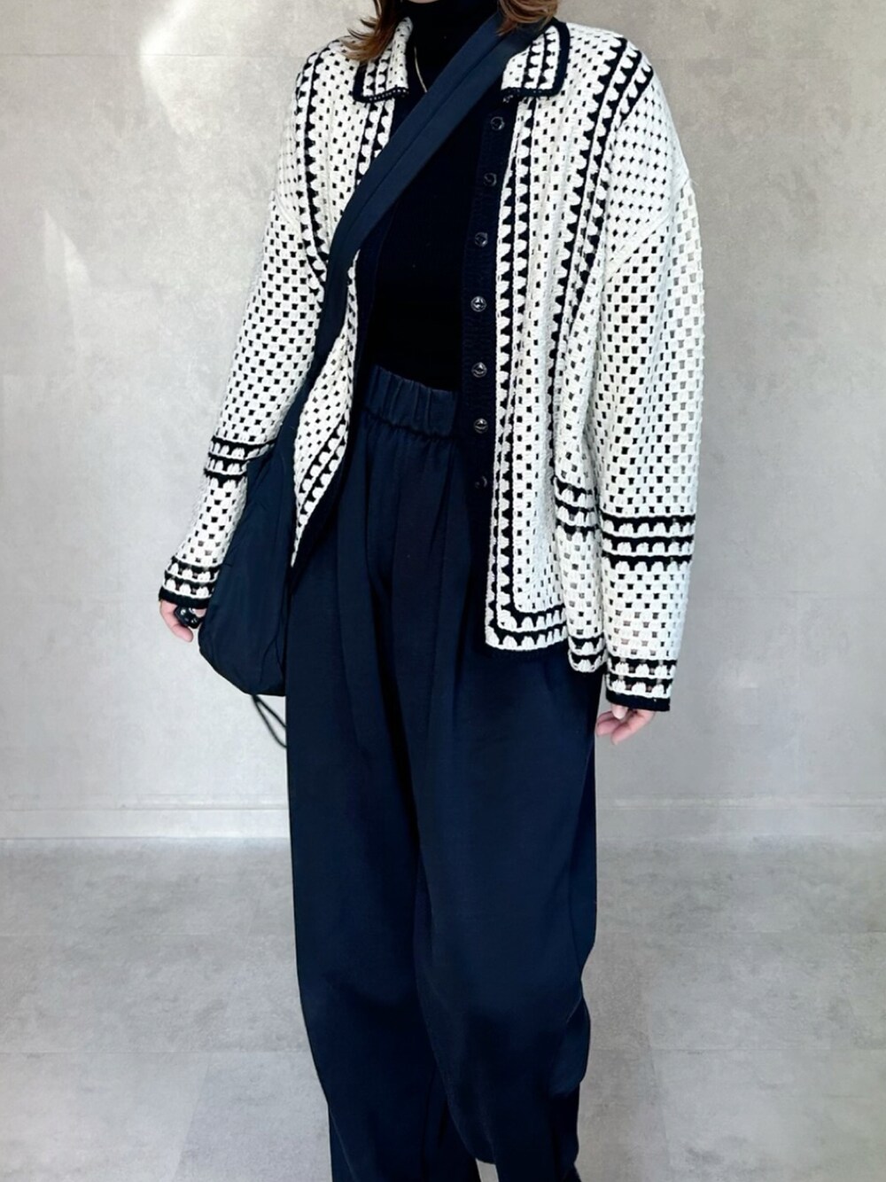 ホワイト系のカーディガン/ボレロ、ブラック系のボディバッグ/ウエストポーチを着用したレディースの秋コーディネートの4枚目の写真