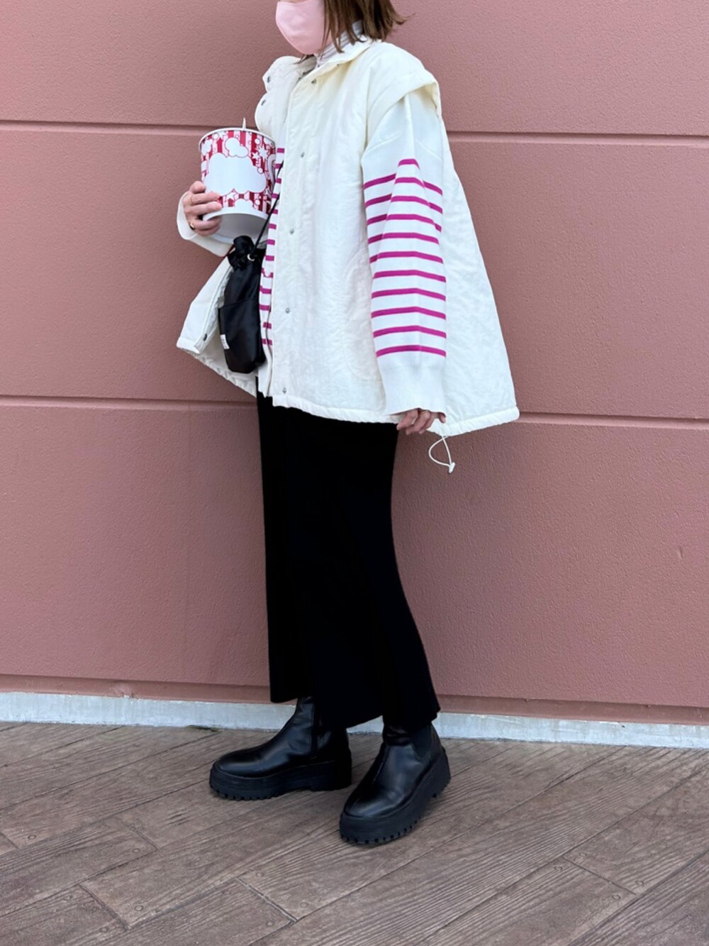 「春コーデ、おでかけコーデ、ボーダー、ボーダートップス、ボーダーTシャツ、ピンク、ピンクコーデ、ニットスカート、ベスト、ベストコーデ、ベストスタイル、ベスト×Tシャツ、ブーツ、ブーツスタイル、ミニバッグ」｜「notch.の袖とりはずし2WAYバルーンスタンドブルゾン（ダウンジャケット/コート、ホワイト系）」を使った、miho🅰ニコさん（レディース・165cm）の冬コーディネートの2枚目の写真
