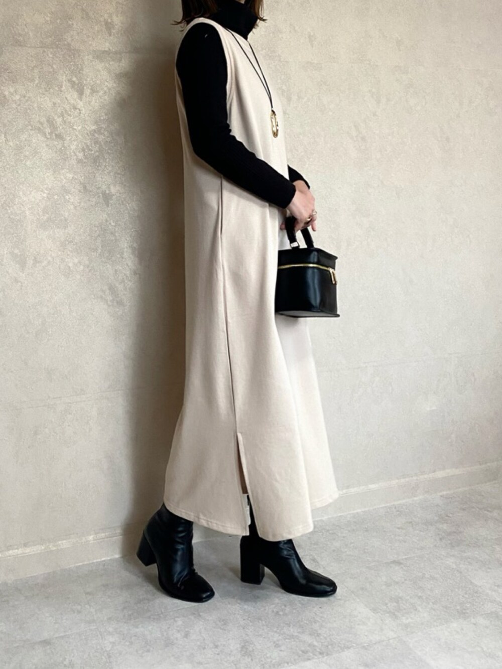 「Doux archives、マルチウェイ、カーディガン、ワンピース、ワンピーススタイル、ワンピースコーデ、ショート丈トップス、ブーツ、ブーツスタイル、ボリューム袖、袖ボリューム、バニティバッグ、vitafelice、コラボ、コラボレーション」｜「Doux archivesの［ｗｅｂ限定］ミニ裏毛マルチＷＡＹカーディガンセットワンピース（ワンピース、ホワイト系）」を使った、miho🅰ニコさん（レディース・165cm）の冬コーディネートの3枚目の写真