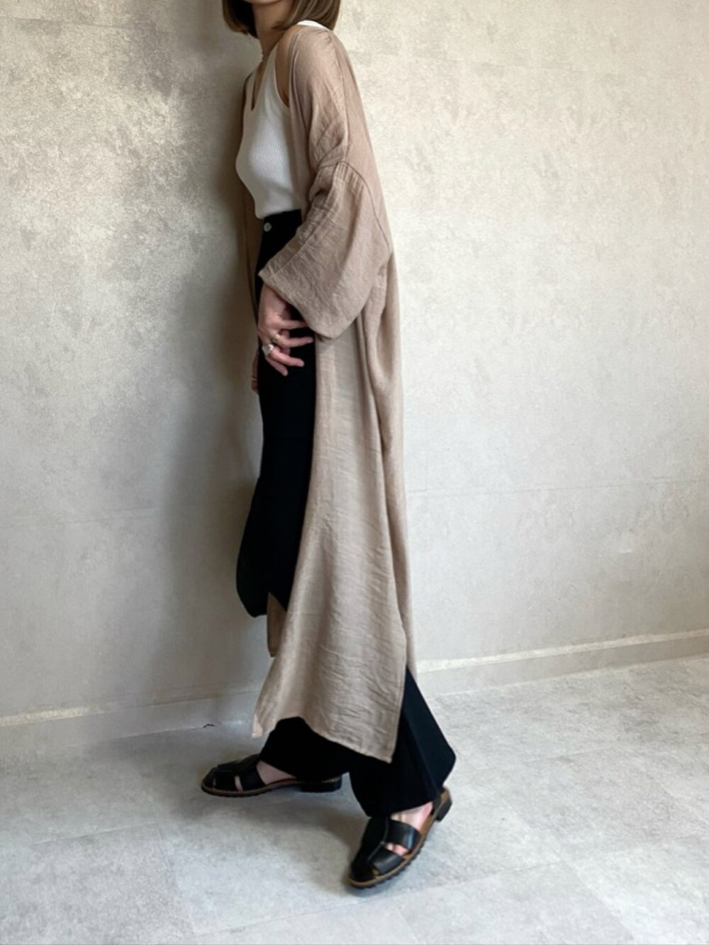 ベージュ系のカーディガン/ボレロ、ホワイト系のタンクトップ、ブラック系のその他パンツを着用したレディースの春コーディネートの5枚目の写真