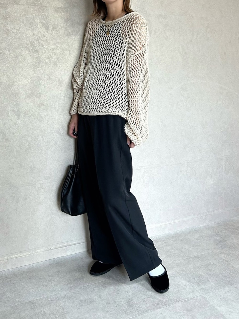 ブラック系のショルダーバッグ、ブラック系のその他パンツを着用したレディースの秋コーディネートの2枚目の写真