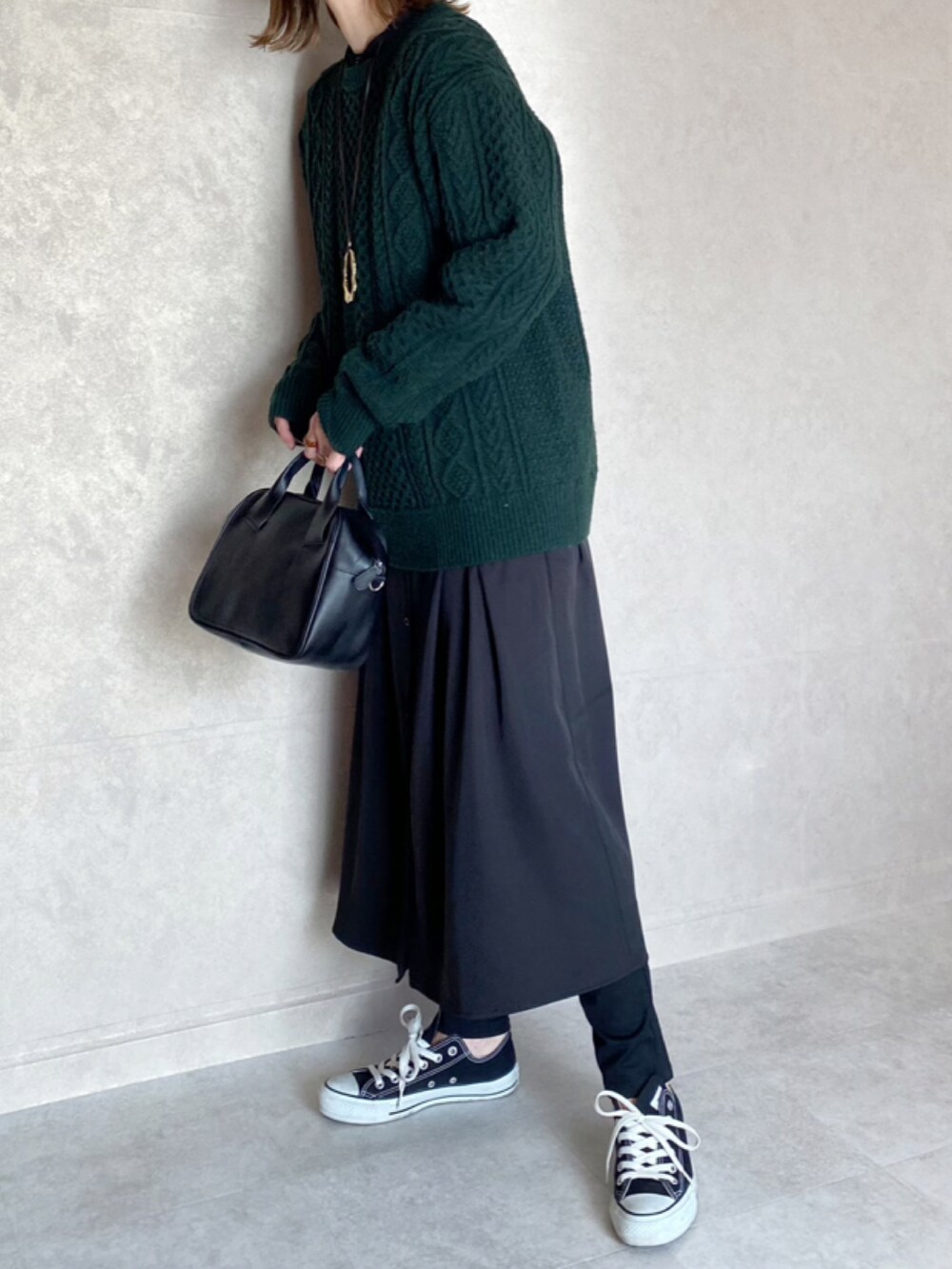 「ECRIRE、ECRIRE×miho.a.nico、コラボ、コラボレーション、コラボ商品、コラボアイテム、ロングワンピース、ケーブルニット、ケーブル編み、UNIQLO、ユニクロ、黒スキニー、コンバース、グリーン、グリーンコーデ」｜「ECRIREの【miho.a.nicoコラボ】Vネックベスト+シャツOP（シャツワンピース、ブラック系）」を使った、miho🅰ニコさん（レディース・165cm）の冬コーディネートの2枚目の写真