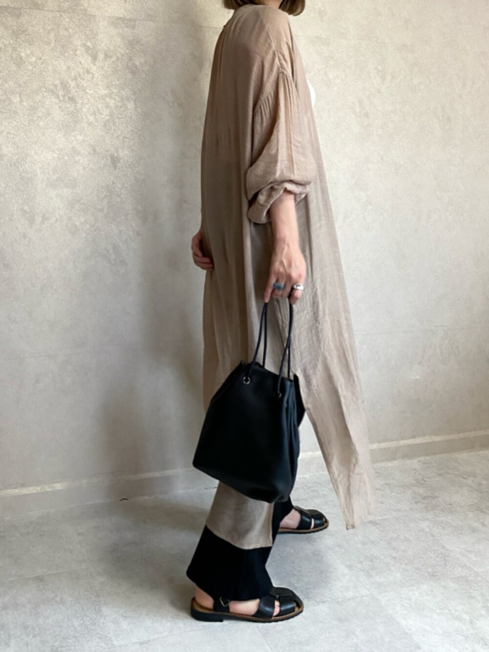 ベージュ系のカーディガン/ボレロ、ホワイト系のタンクトップ、ブラック系のその他パンツを着用したレディースの春コーディネートの4枚目の写真