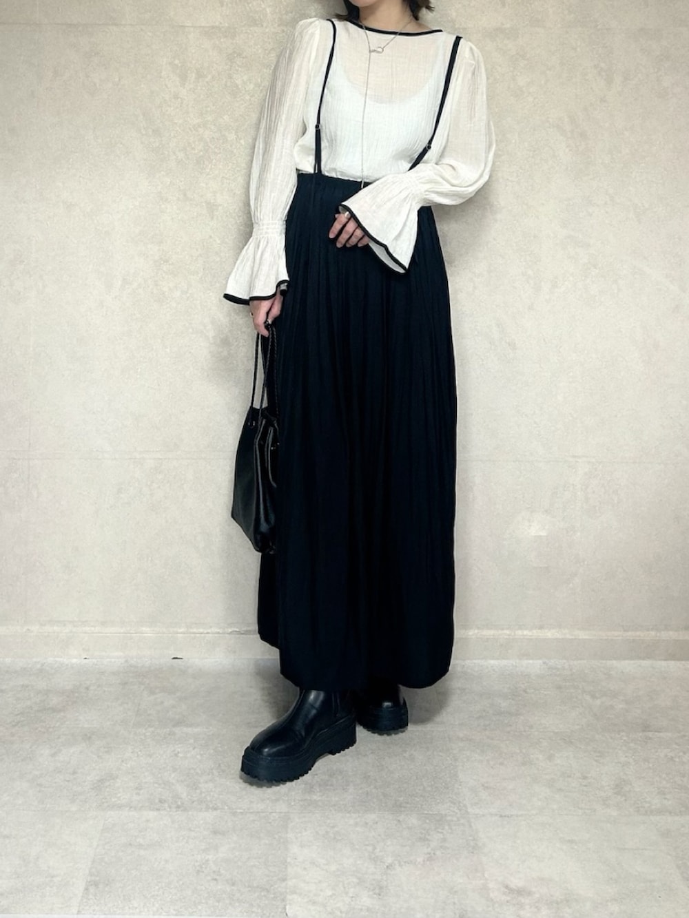 ホワイト系のシャツ/ブラウス、ブラック系のスカート、ブラック系のショルダーバッグを着用したレディースの春コーディネートの4枚目の写真