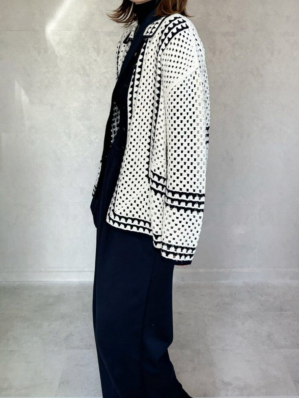 ホワイト系のカーディガン/ボレロ、ブラック系のボディバッグ/ウエストポーチを着用したレディースの秋コーディネートの5枚目の写真