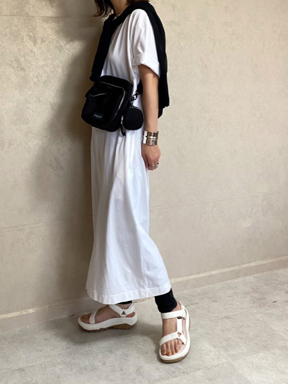 ブラック系のバッグ、ブラック系のカーディガン/ボレロ、ホワイト系のサンダルを着用したレディースの夏コーディネートの2枚目の写真