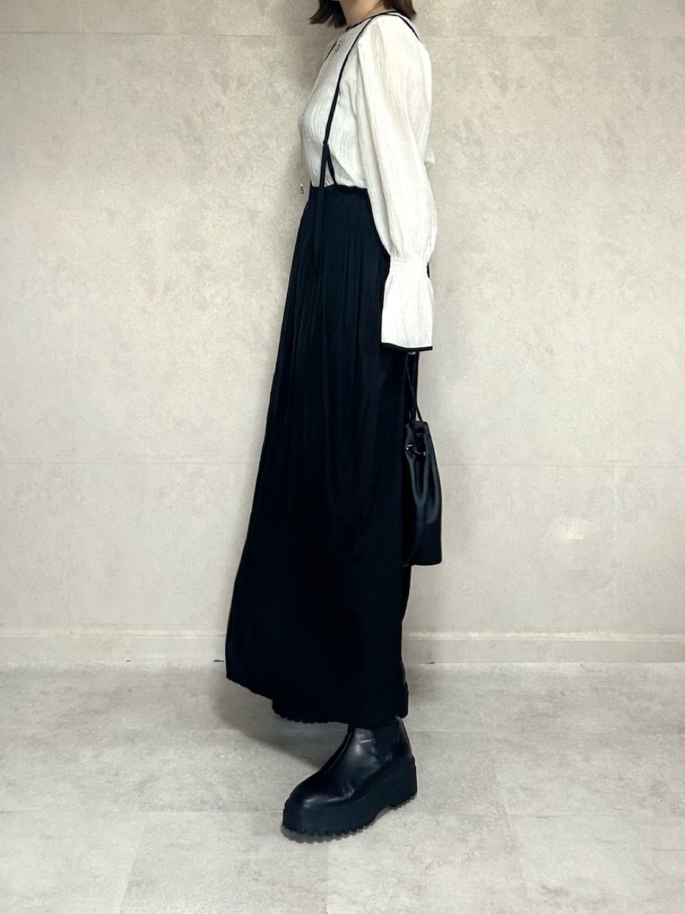 ホワイト系のシャツ/ブラウス、ブラック系のスカート、ブラック系のショルダーバッグを着用したレディースの春コーディネートの5枚目の写真