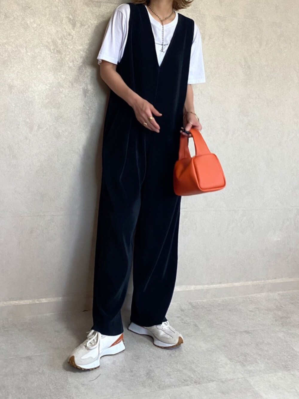 「ANDJ、プリーツ、プリーツパンツ、サロペット、サロペットコーデ、サロペットパンツ、白Tシャツ、オレンジ、vitafelice、コラボ、コラボレーション、ニューバランス、New Balance、スニーカー、カジュアル」｜「ＡＮＤＪの【2022/SS】【ANDJ MADE】深Vカットオフプリーツサロペット　オールインワン（サロペット/オーバーオール、ブラック系）」を使った、miho🅰ニコさん（レディース・165cm）の夏コーディネートの3枚目の写真