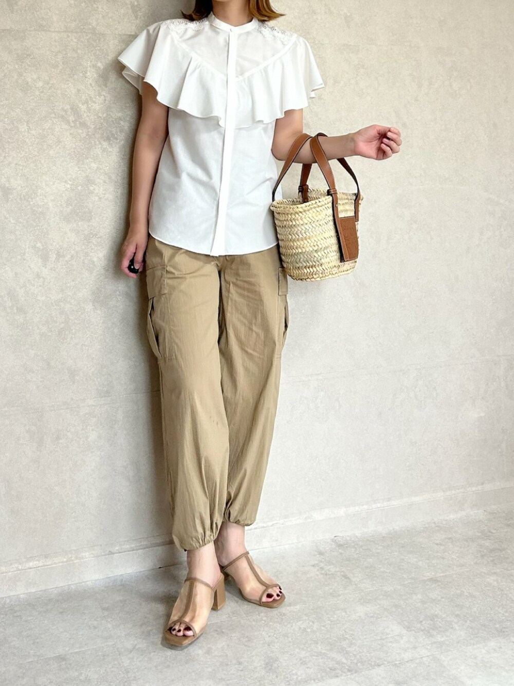 ホワイト系のシャツ/ブラウス、ベージュ系のかごバッグを着用したレディースの秋コーディネートの2枚目の写真