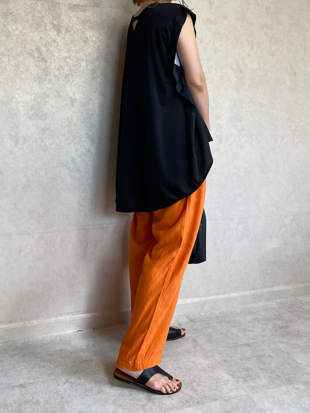 「ECRIRE、ECRIRE×miho.a.nico、エクリール、コラボ、コラボレーション、コラボ商品、コラボアイテム、vitafelice、巾着バッグ、レザーバッグ、オレンジ、オレンジコーデ、オレンジパンツ、トングサンダル、レザーサンダル」｜「ECRIREの【miho.a.nicoコラボ】タックデザインノースリーブカットソーブラウス（シャツ/ブラウス、ブラック系）」を使った、miho🅰ニコさん（レディース・165cm）の夏コーディネートの3枚目の写真