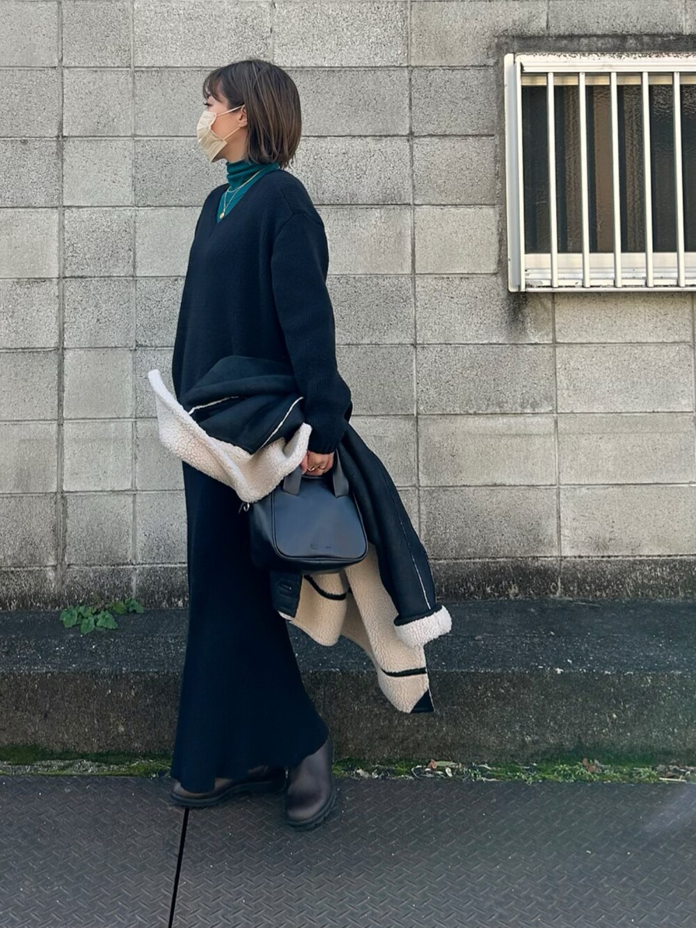 「オトナカジュアル、amely、コラボ、コラボレーション、コラボ商品、コラボアイテム、ハイネック、ブラック、ブラックコーデ、マーメイドスカート、ニットスカート、ムートン、ムートンジャケット、blundstone、ブーツ」｜「AMELYの前後2Wayラウンドニット（ニット/セーター、ブラック系）」を使った、miho🅰ニコさん（レディース・165cm）の冬コーディネートの2枚目の写真