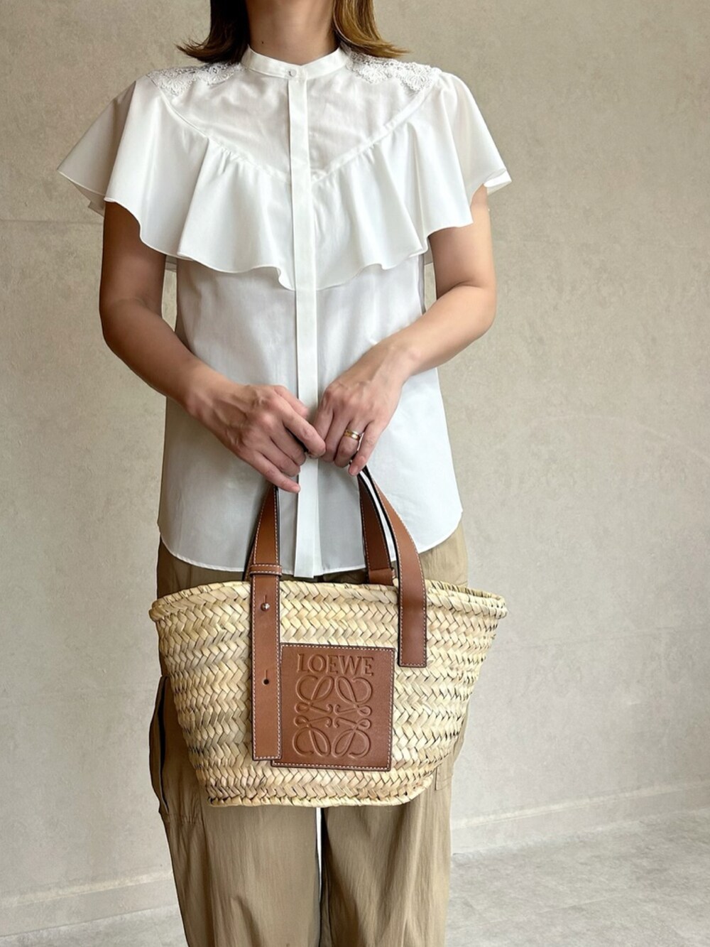 ホワイト系のシャツ/ブラウス、ベージュ系のかごバッグを着用したレディースの秋コーディネートの4枚目の写真