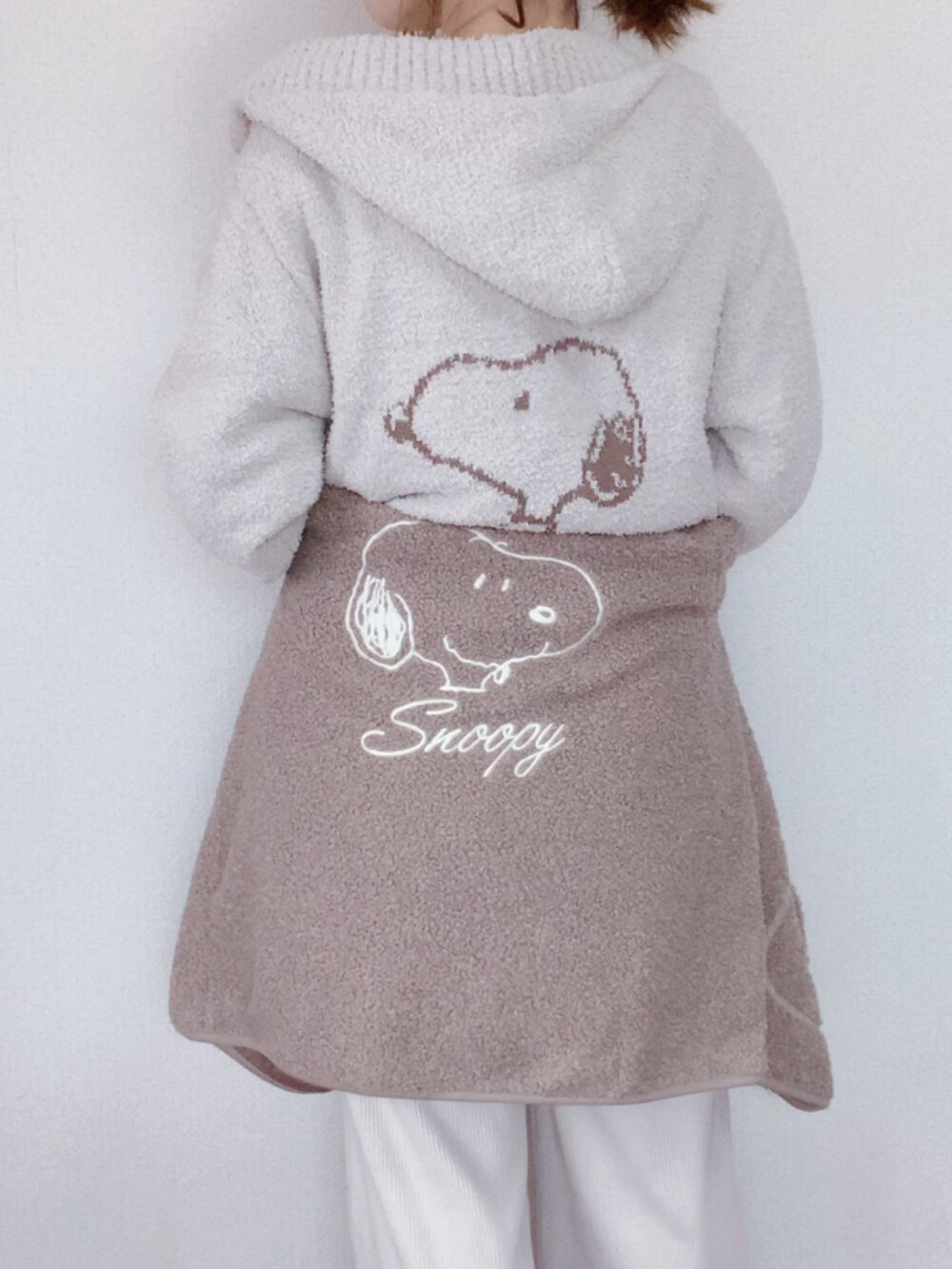 「ベージュ、ボア、ルームウェア、ワンマイルウェア、スヌーピー、PEANUTS、休日コーデ、ボアジャケット、ベージュコーデ、バックプリント、ゆるコーデ、バックスタイル、DAYS、ワンマイルコーデ、ボアブルゾン」｜「PEANUTSの【ピーナッツ/PEANUTS】SNOOPYボアジャケット（ダウンジャケット/コート、ベージュ系）」を使った、miho🅰ニコさん（レディース・165cm）の秋コーディネートの3枚目の写真