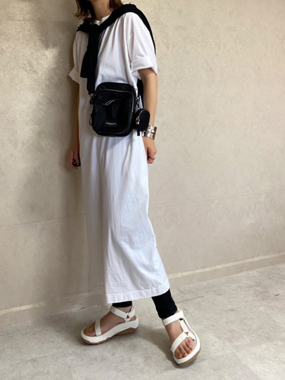 ブラック系のバッグ、ブラック系のカーディガン/ボレロ、ホワイト系のサンダルを着用したレディースの夏コーディネートの3枚目の写真