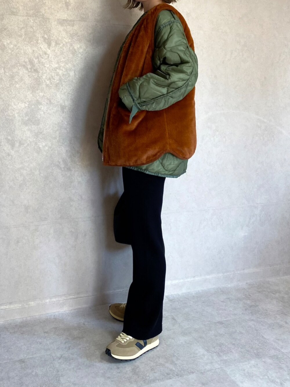 「ECRIRE、ECRIRE×miho.a.nico、ファーベスト、ベスト、キルティング、ベストコーデ、ベストスタイル、コラボ、コラボレーション、コラボ商品、エクリール、vitafelice、巾着バッグ、カジュアルコーデ、VEJA」｜「ECRIREの【miho.a.nicoコラボ】リバーシブルファーベスト（ベスト、ブラウン系）」を使った、miho🅰ニコさん（レディース・165cm）の冬コーディネートの2枚目の写真