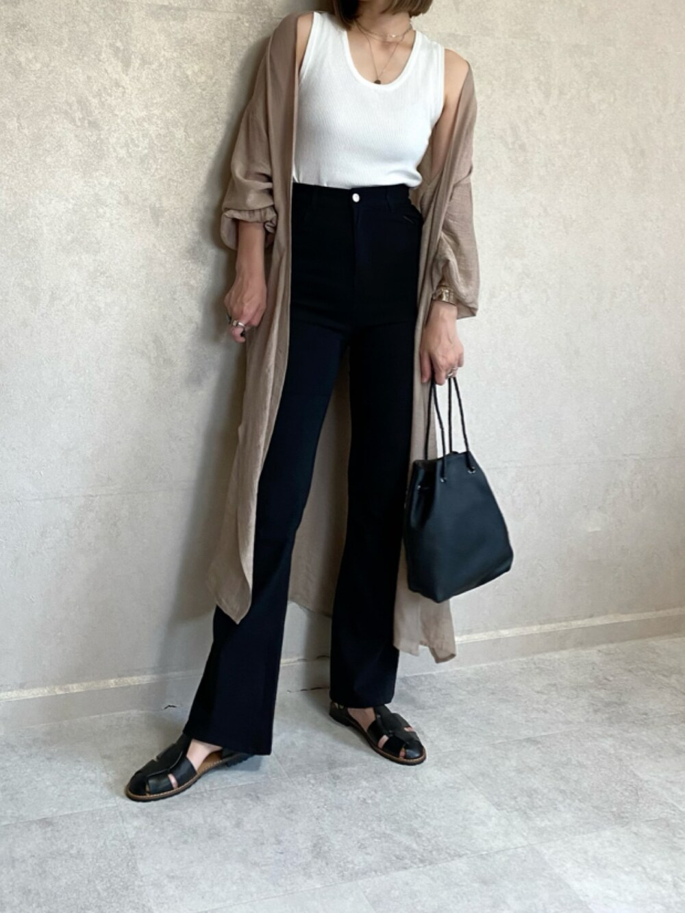 ベージュ系のカーディガン/ボレロ、ホワイト系のタンクトップ、ブラック系のその他パンツを着用したレディースの春コーディネートの3枚目の写真