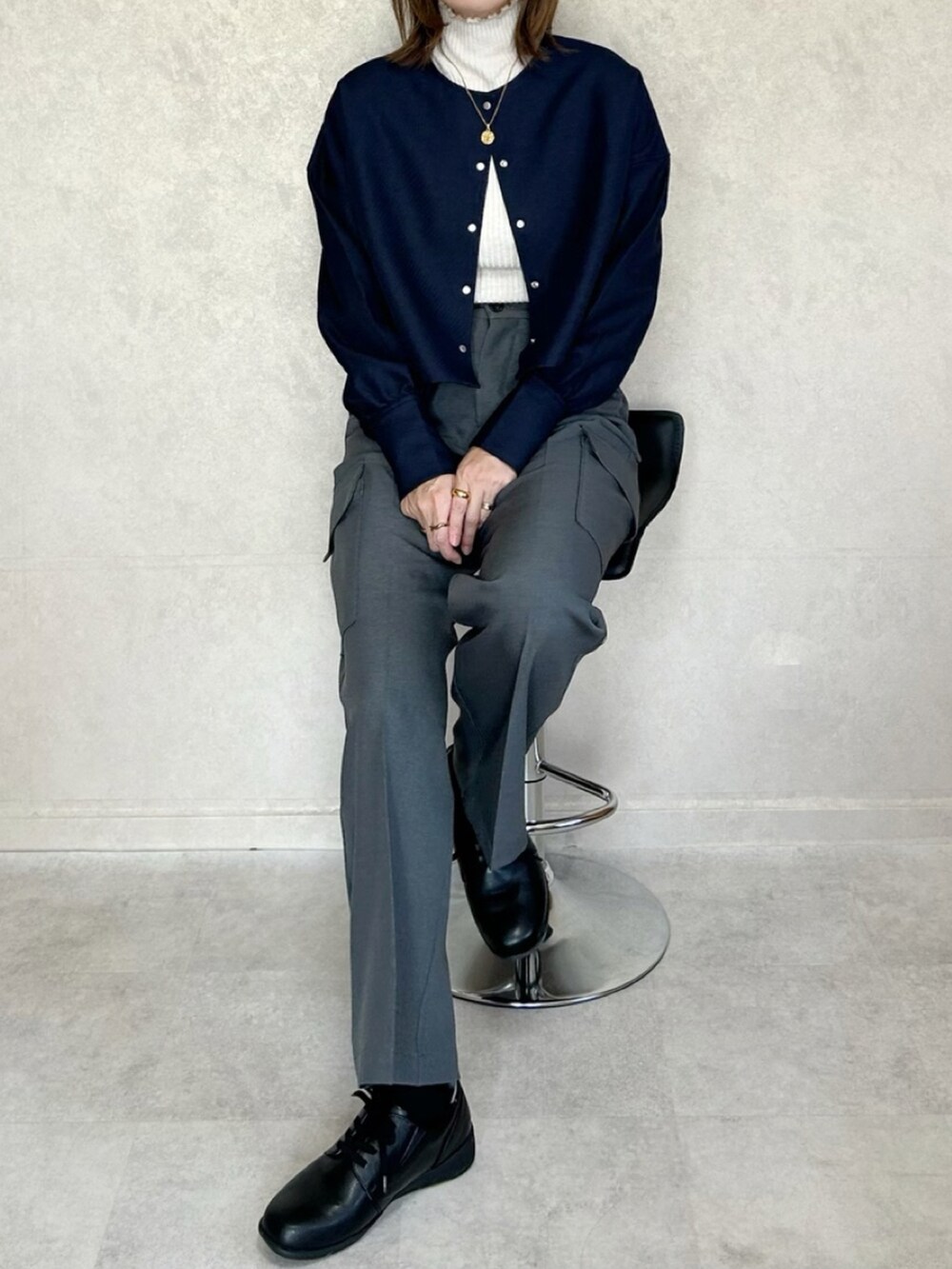 「パンツスタイル、冬服、冬ファッション、オトナカジュアル、ハイネック、プチプラコーデ、BONLECILL、ショート丈トップス、ショート丈、カーゴパンツ、notch.、vitafelice、レザーバッグ、巾着バッグ、コラボ」｜「BONLECILLの【2点セット】ウールライク クロップドカーディガン／ジャンパースカート セットアップ（セットアップ、ブルー系）」を使った、miho🅰ニコさん（レディース・165cm）の冬コーディネートの3枚目の写真