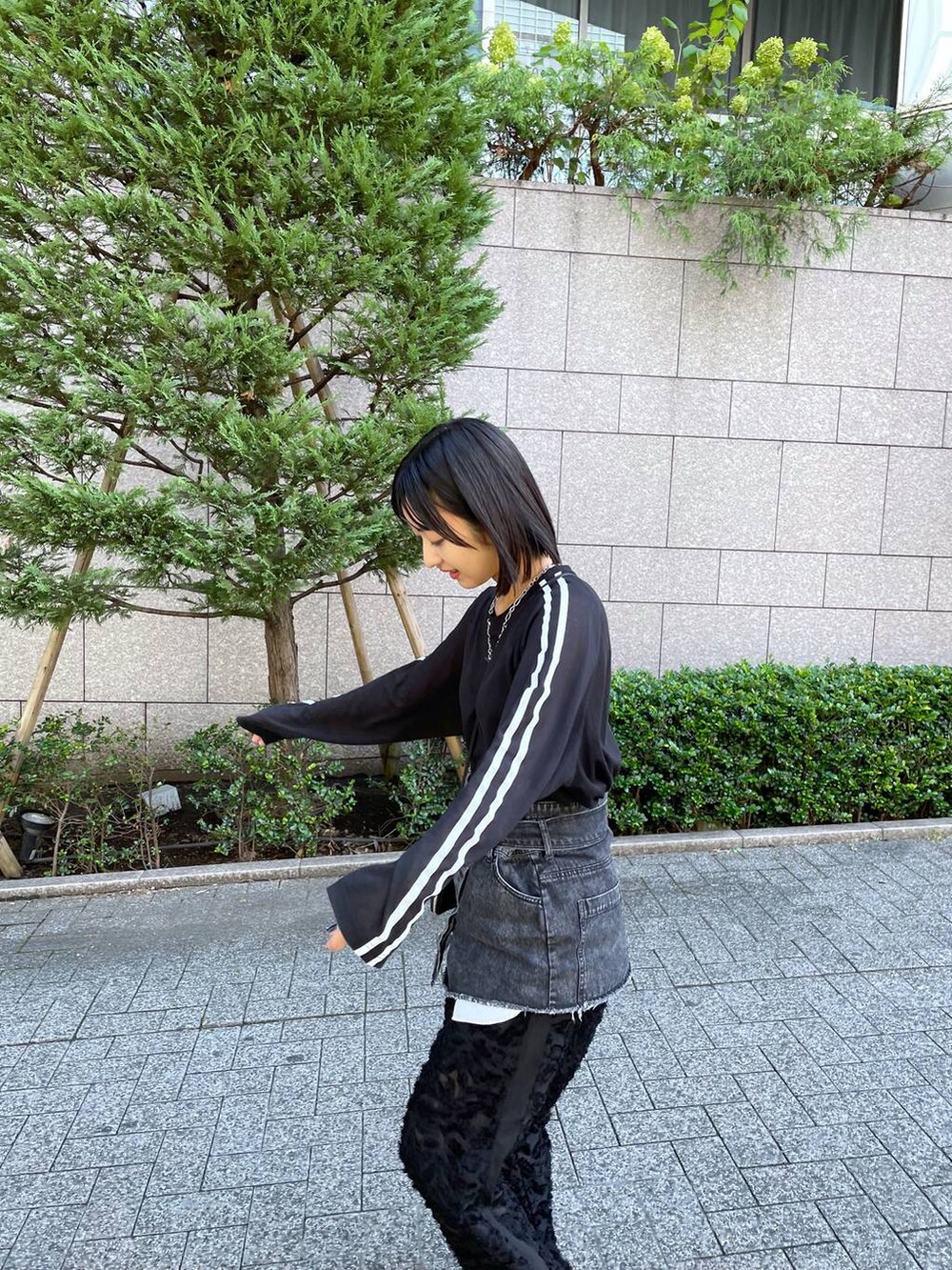 「ワントーン、カジュアル、Tシャツ」｜「JEANASISのシアーフリンジジャガードパンツ【SET UP対応】/905694（その他パンツ、ブラック系）」を使った、山形真理さん（レディース・155cm）の秋コーディネートの3枚目の写真