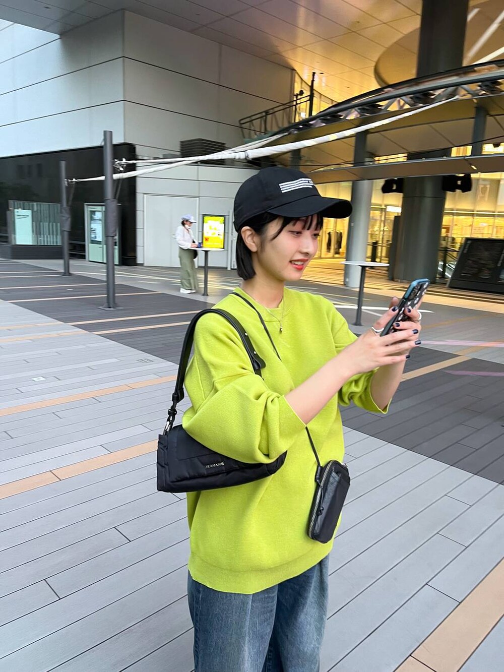 「デニムパンツ、スウェット」｜「JEANASISの12G Wジャガードボリュームスリーブプルオーバー/166314（ニット/セーター、グリーン系）」を使った、山形真理さん（レディース・155cm）の秋コーディネートの5枚目の写真